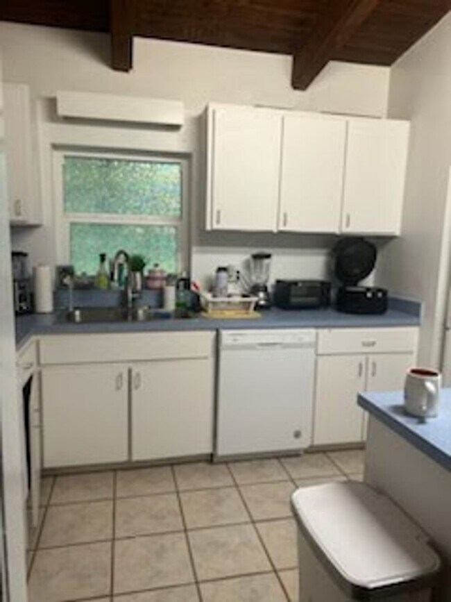 Foto del edificio - 2 bed 1 bath house near UF law available Jan 1st