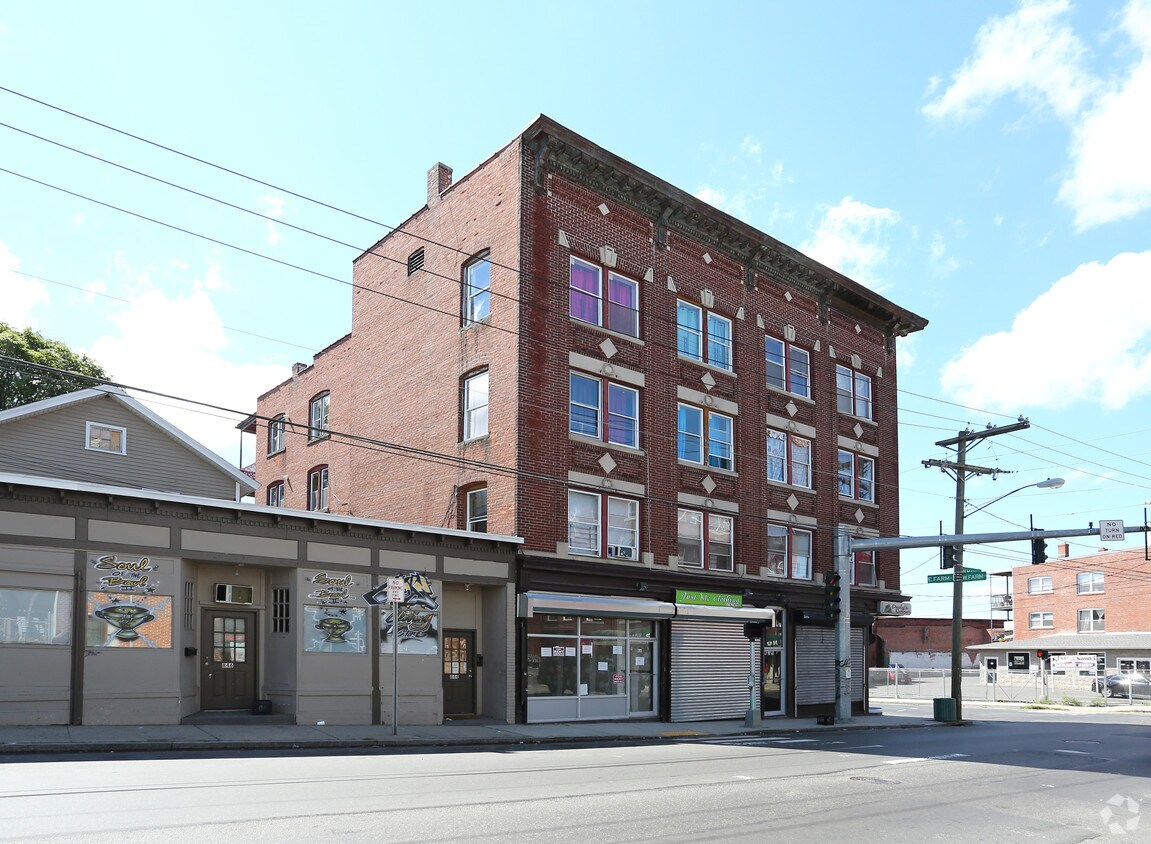 Building Photo - 832 N Main St