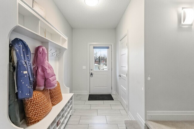 Photo du bâtiment - Modern Townhouse for Rent * South West *  Available May 1* GARAGE / Finished BSMT