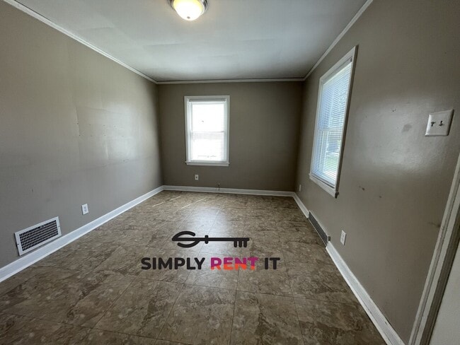 Building Photo - 2 Bedroom Near Campus Available Now!