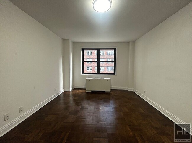 Building Photo - 5 AVENUE