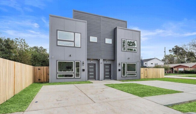 Building Photo - For Lease-Housing Vouchers Accepted | 3 Bed, 3 Bath | 1,515 Sq Ft | South Houston