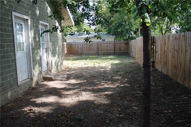 Building Photo - 906 Haysel St