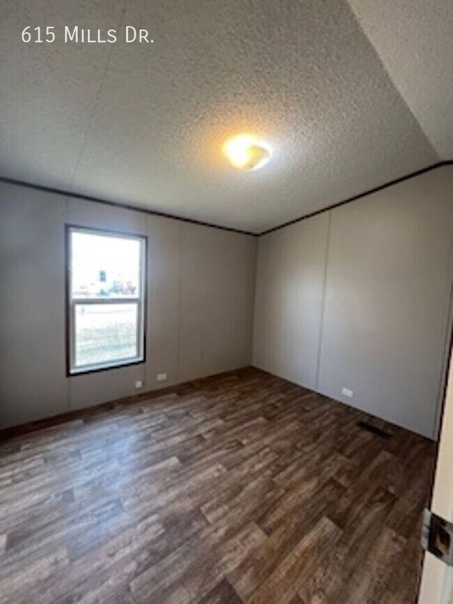 Foto del edificio - 615 N Mills Dr