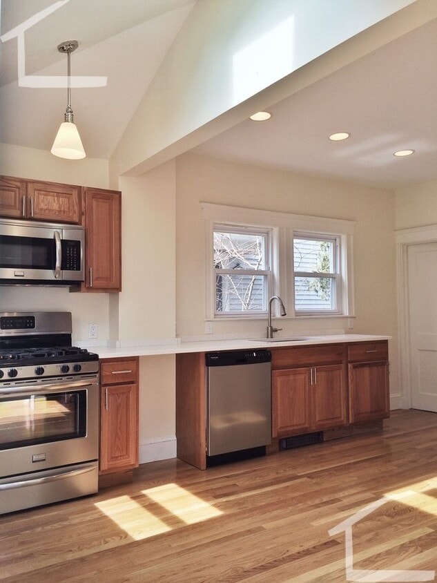 Rare Single Family 4BR/3BA w/laundry, parking, yard! 9/1 - Rare Single Family 4BR/3BA w/laundry, parking, yard! 9/1