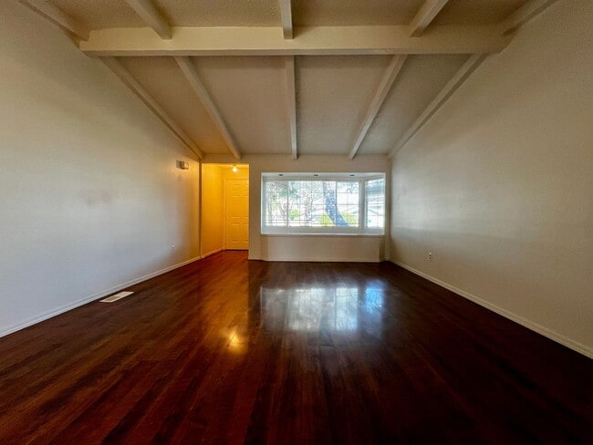 Building Photo - e4903