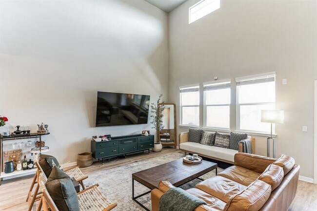 Building Photo - 204 Royal Palm Way