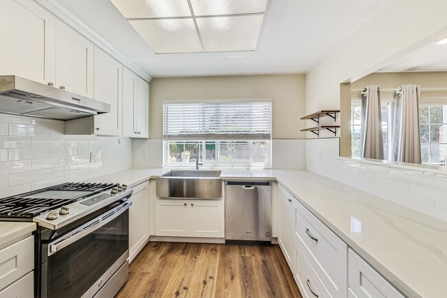 Building Photo - Lovely 3Bed/2 Bath Home with Beautiful Pri...