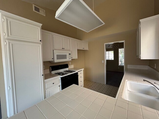 Foto del edificio - Spacious single story 3 bedroom home seeking new family!