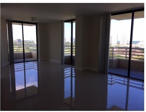 Foto del edificio - 3300 NE 192 St
