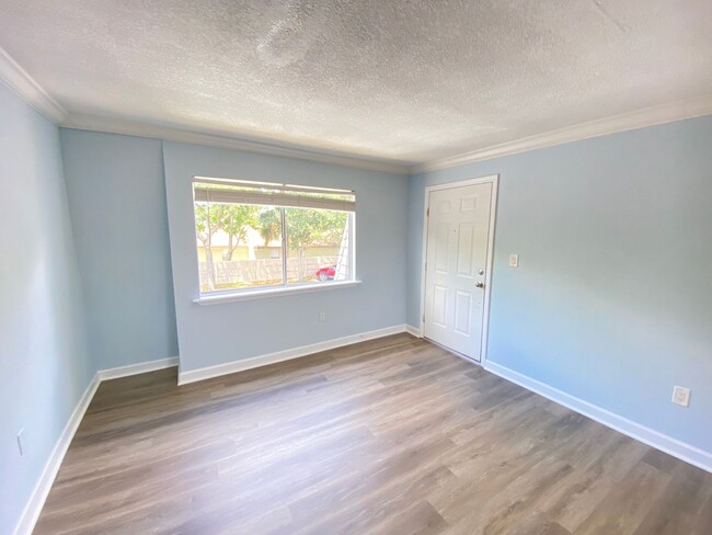 Building Photo - Spacious 3 bedroom, 2 bathroom Condo Locat...