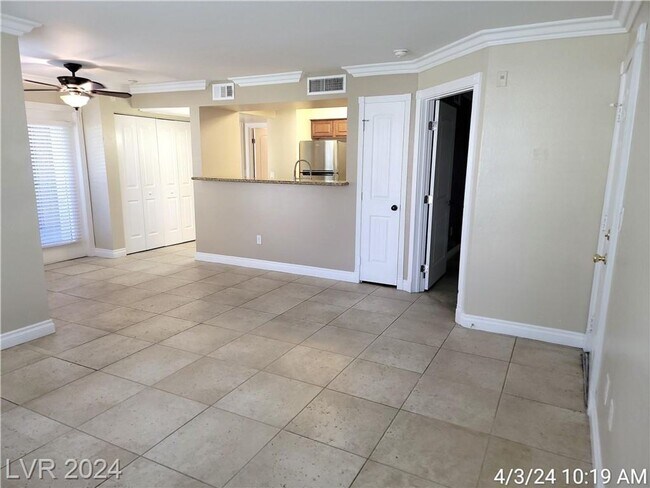 Building Photo - FANTASTIC 1ST FLOOR UNIT IN GATED COMMUNIT...