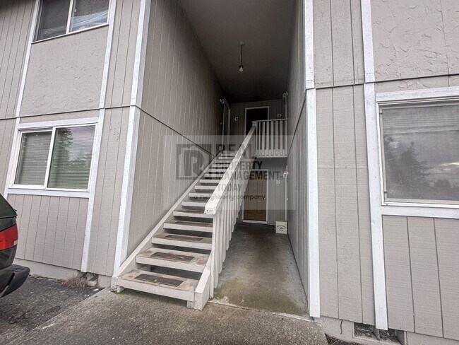 Building Photo - Charming 2 Bed, 1.5 Bath Apartment in Span...