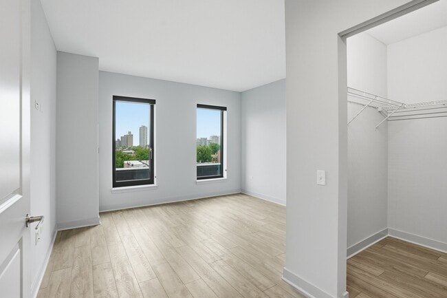 Foto del edificio - 1021 W Addison St