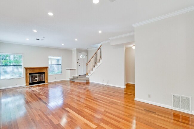 Foto del edificio - Large, Bright Sunnyvale Townhome near Border of Mountain View