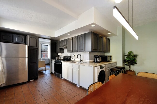 Building Photo - 708 9th Ave