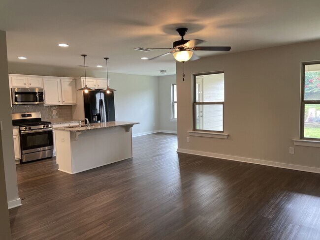 Building Photo - 352 Fox Run Ln