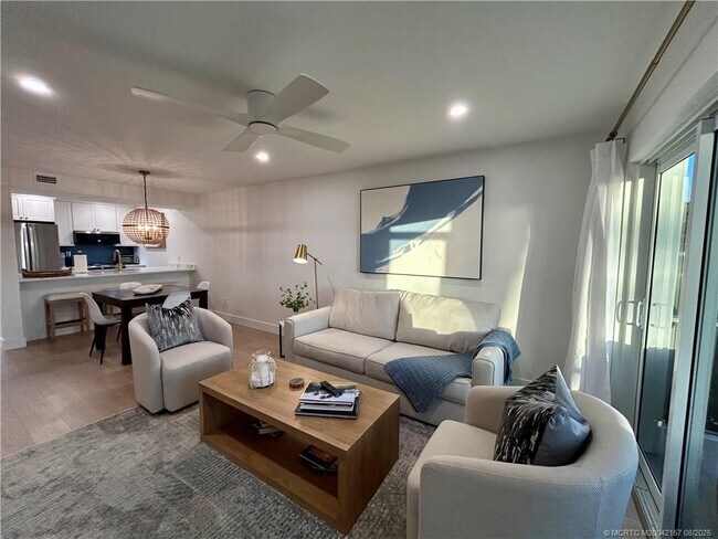 Building Photo - 484 NE Plantation Rd