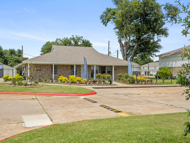 Building Photo - Laurel Oak Village