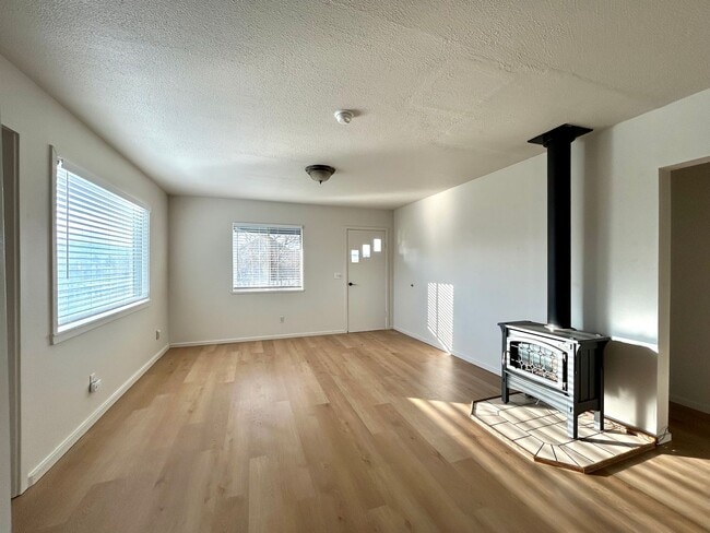 Building Photo - Relaxed Living in West Ellensburg