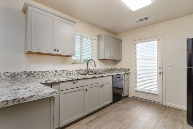 Foto del edificio - 2488 Oakmont Cir