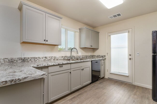 Building Photo - 2538 Oakmont Cir