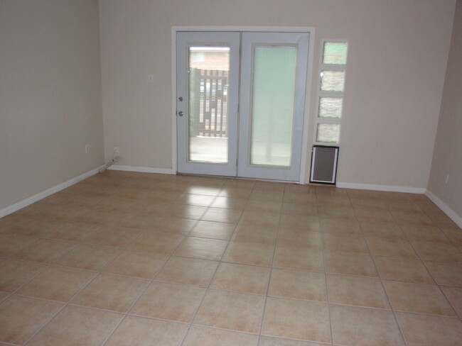 Foto del edificio - 2 BEDROOM 1.5 BATHS CONDO FOR RENT