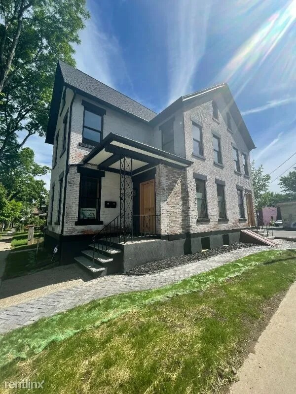 Primary Photo - 8 Madison St