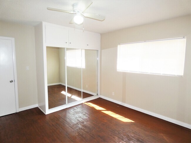 Building Photo - 1432 Plaza del Amo