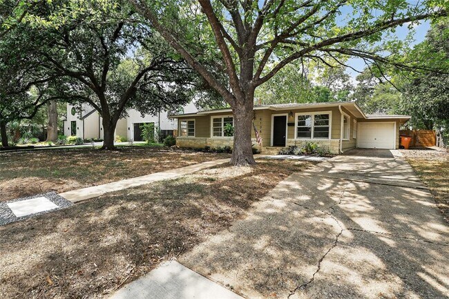 Foto del edificio - 6106 Bull Creek Rd