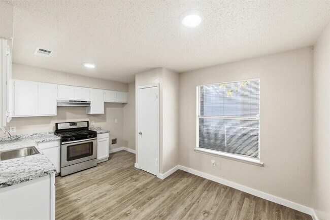 Foto del edificio - 2204 Donahue Ln