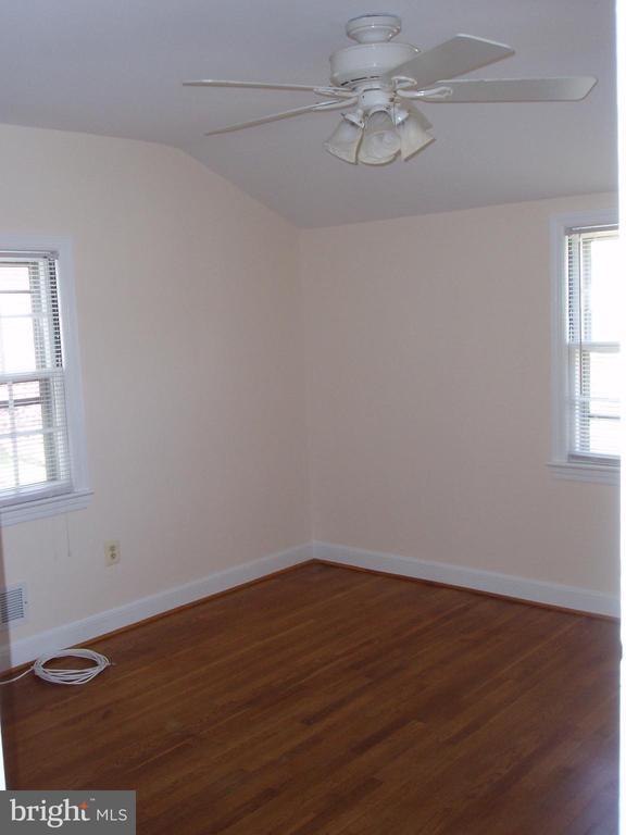 Foto del edificio - 9912 Dickens Ave