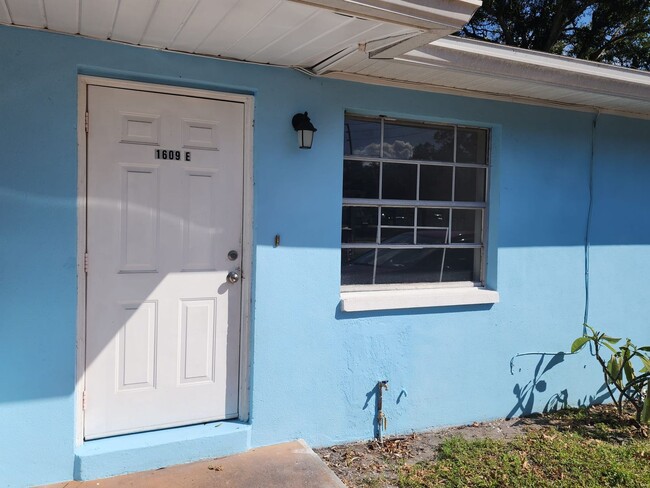 Building Photo - Updated Duplex Apartment in Central Gulfport!