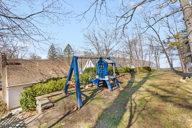 Foto del edificio - 83 Chestnut Hill Dr W