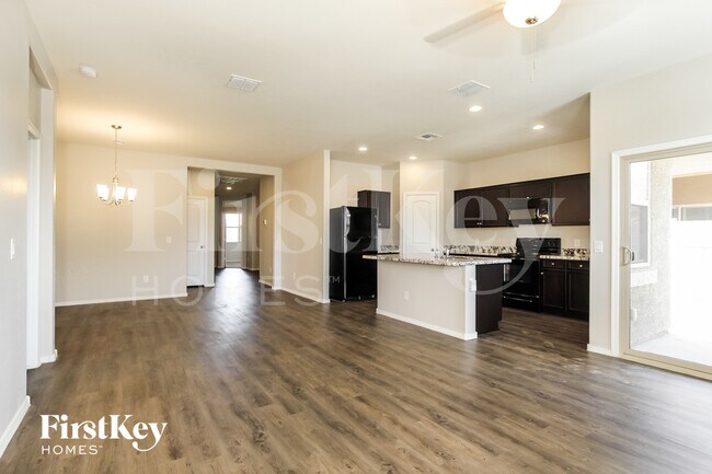 Building Photo - 2635 W Tamarisk Ave