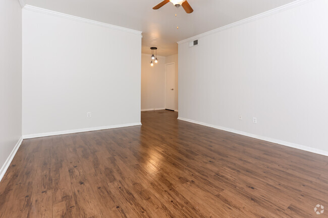 2BR, 1BA - 793SF - Arbors Off The Square