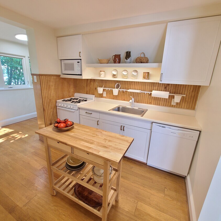 Beautiful Kitchen - 47 Cooper Plz