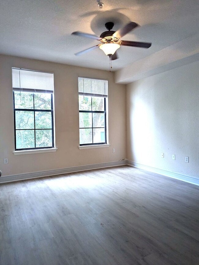 Building Photo - Light, bright and clean!  Includes Balcone...