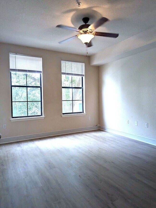 Foto del edificio - Light, bright and clean!  Includes Balcone...