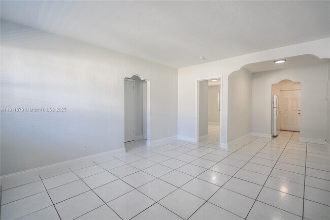 Building Photo - 7821 Carlyle Ave