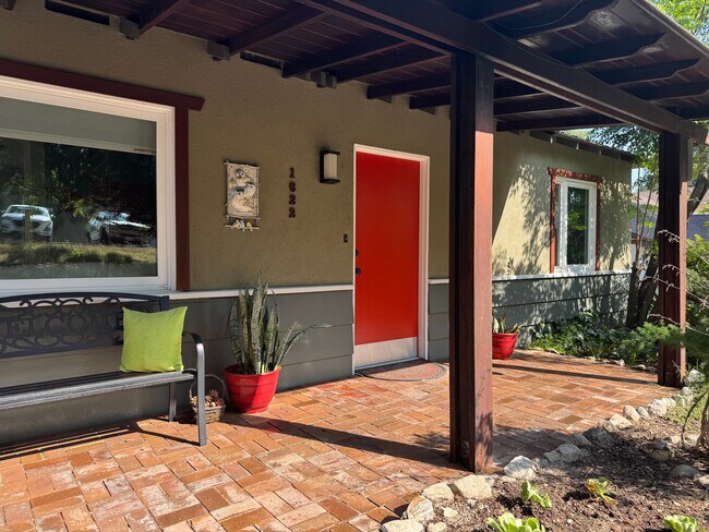 Foto del edificio - 1622 Foothill Blvd