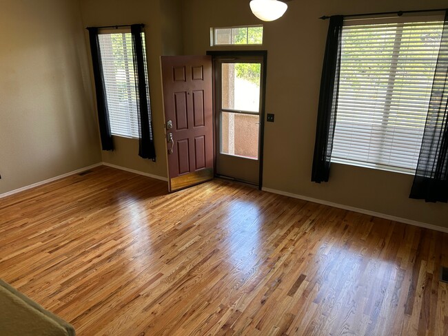 Building Photo - 1432 Courtyard Heights