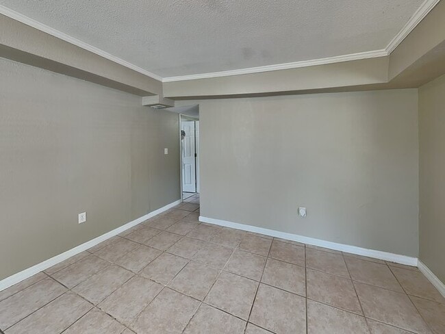 Building Photo - 2514 10th Ave Dr E