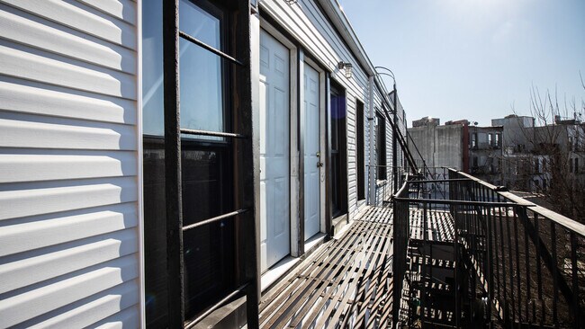 Building Photo - 279 Menahan St