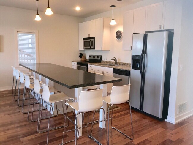 Foto del edificio - Charming 4-Bed Oasis with Granite Touches & Hardwood Elegance in Minneapolis!