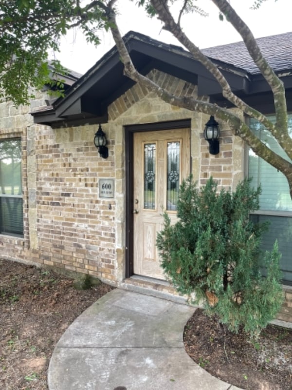 Building Photo - 600 Hilltop Dr