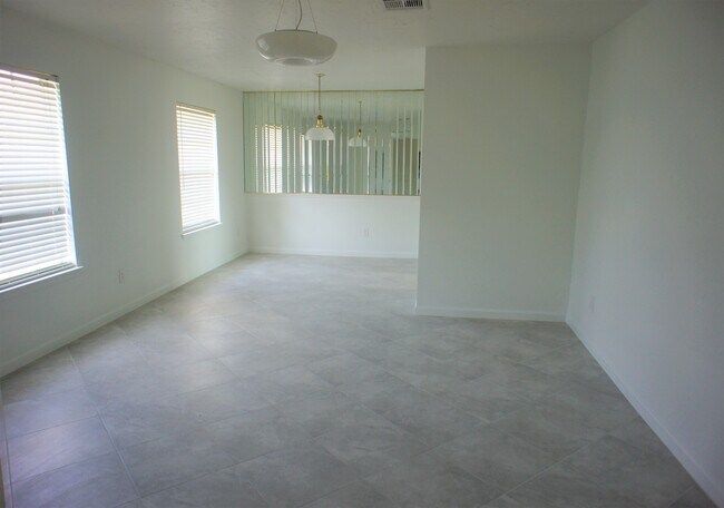 Sala de estar y comedor formal - 14910 Scotter Dr
