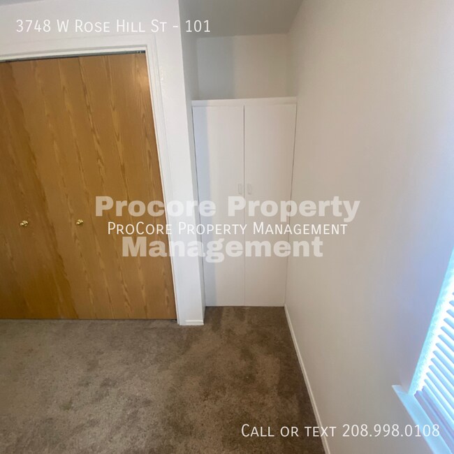 Foto del edificio - Update 2 Bd and 1 Bath Unit with Large liv...