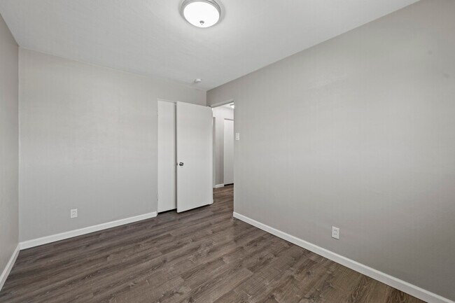 Foto del edificio - 3892-98 Brittany Circle - 3894