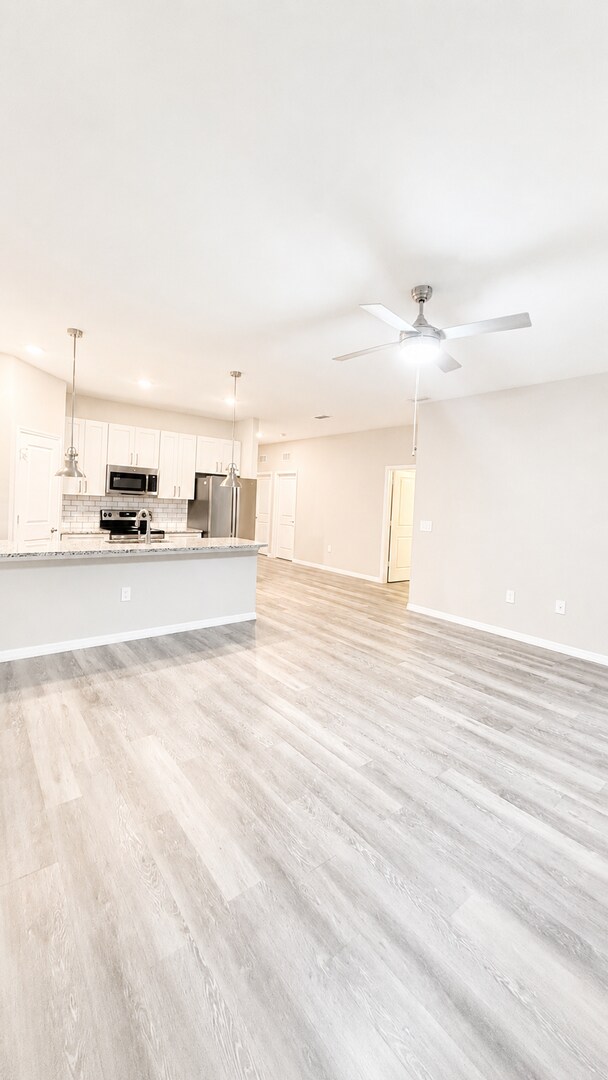 Building Photo - Hidden Gem! Beautiful 3/2 Duplex